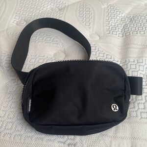 black lululemon everywhere belt bag